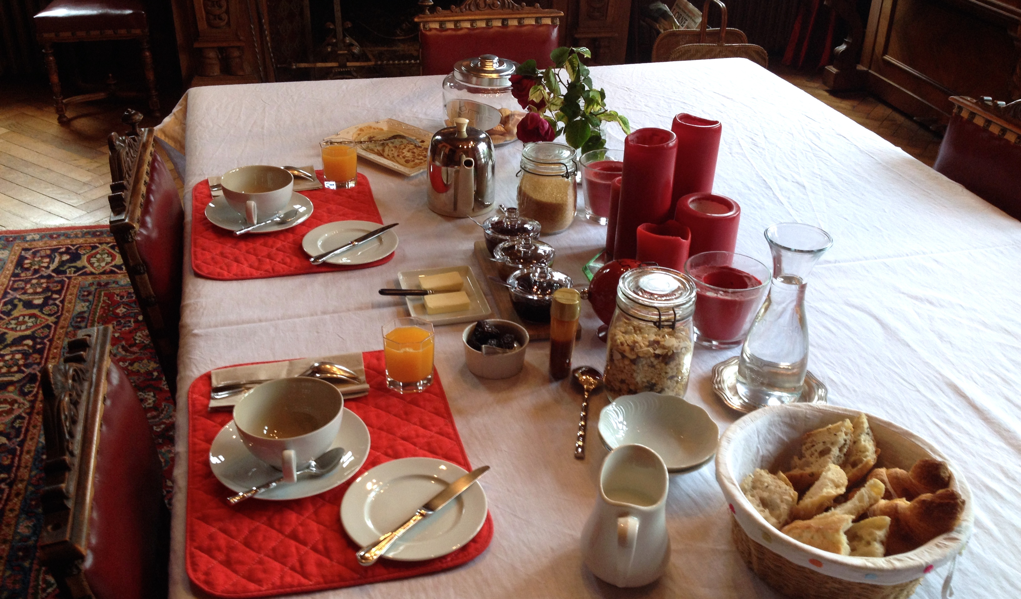 La salle à manger pour le petit déjeuner avec vue sur le parc